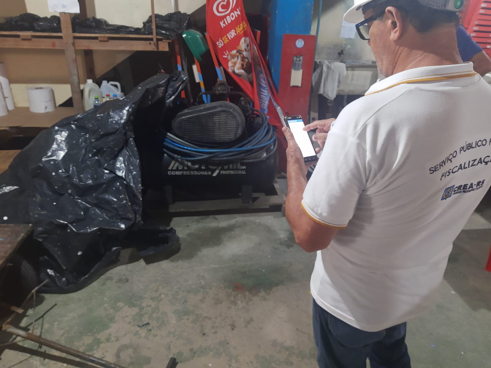 As manuten&ccedil;&otilde;es e inspe&ccedil;&otilde;es nos brinquedos e equipamentos necessitam de acompanhamento de profissional 